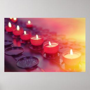 Póster Pequeñas velas encendidas en iglesia católica