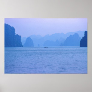 Póster Pequeño barco de pesca en la bahía de Ha Long - Vi