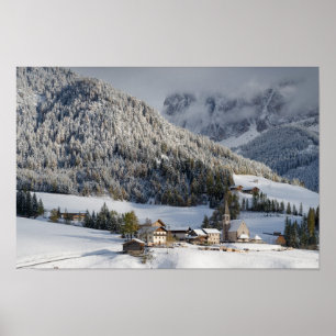 Póster Pequeño pueblo alpino en el poster de la nieve