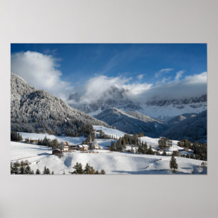 Póster Pequeño pueblo con montañas Dolomitas en la nieve