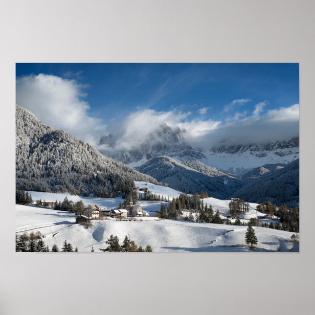 Póster Pequeño pueblo con montañas Dolomitas en la nieve (Frente)