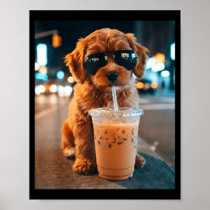 Póster Perro goldendoodle divertido bebiendo café helado