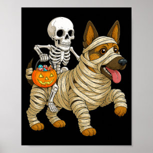 Póster Perro pastor alemán de momia montando esqueleto