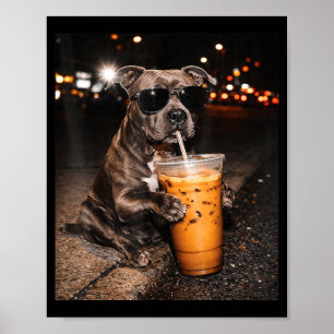 Póster Perro Pitbull bebiendo café helado con gafas de so