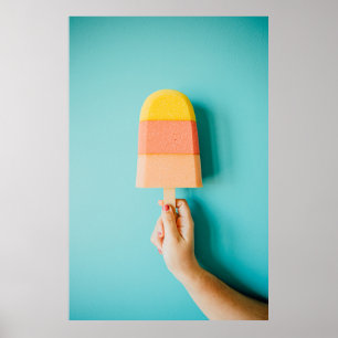 Póster Person holding yellow and brown ice cream cone