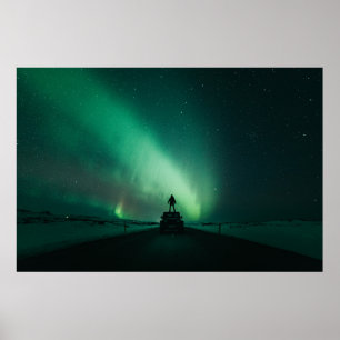 PÓSTER PERSON STANDING IN FRONT OF AURORA LIGHTS