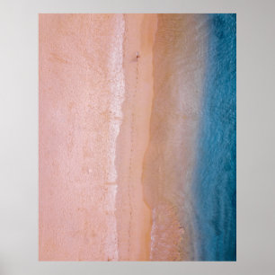 Póster Persona caminando sobre la arena cerca del mar sal