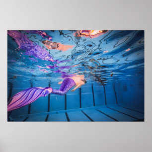 Póster Persona con pantalones morados tirada en hamaca az