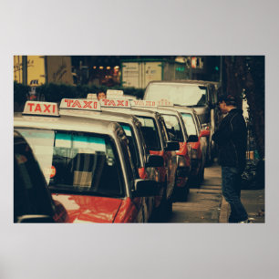 PÓSTER PERSONA DE PIE CERCA DEL TAXI ESTACIONADO DURANTE