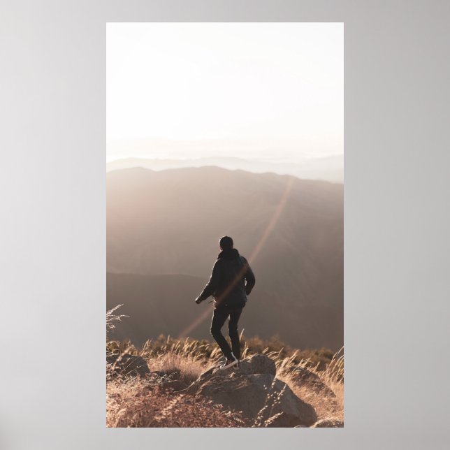 Póster Persona de pie sobre una roca (Frente)