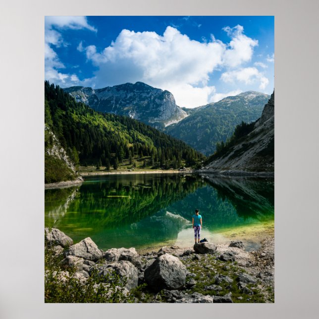 Póster Persona en lago de montaña (Frente)