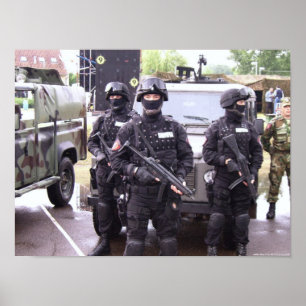 Póster Persona que interrumpe y Koch MP5 - policía servia