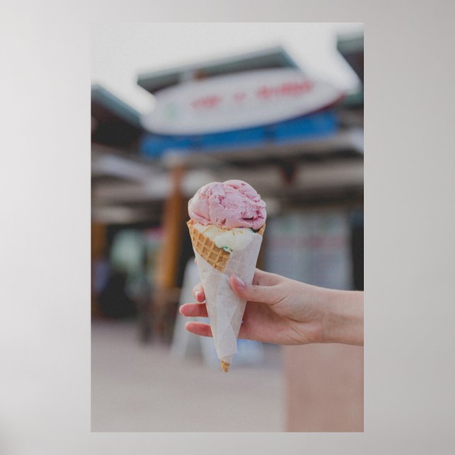 Póster Persona sosteniendo helado de fresa (Frente)