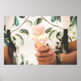 Póster Persona sosteniendo un cono de helado con tres sab