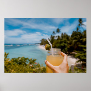 Póster Persona sosteniendo un frasco de albañil con jugo 