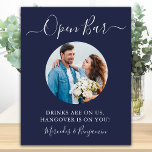 Póster Personalizado de bar abierto foto Boda azul de la<br><div class="desc">¡Bar abierto! Sencilla pero elegante caligrafía, este letrero de bar boda cuenta con barra abierta en elegante caligrafía, y bebidas están sobre nosotros, resaca sobre ti. ... Personalizar este elegante signo de boda con tu foto favorita de pareja o compromiso, y nombres! DERECHOS RESERVADOS © 2020 Judy Burrows, Black Dog...</div>