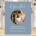 Póster Personalizado de bar abierto Foto Dusty Blue Bodas<br><div class="desc">¡Bar abierto! Sencilla pero elegante caligrafía, este letrero de bar boda cuenta con barra abierta en elegante caligrafía, y bebidas están sobre nosotros, resaca sobre ti. ... Personalizar este elegante signo de boda con tu foto favorita de pareja o compromiso, y nombres! DERECHOS RESERVADOS © 2020 Judy Burrows, Black Dog...</div>