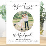 Póster Personalizado de cócteles de firma Boda de fotos B<br><div class="desc">Bebidas con firma! Este emblema de la barra de bebidas destaca por su caligrafía sencilla y elegante y por su cóctel "los Newlyweds", personalizado con su bebida de elección. Personalizar este elegante signo de boda con tu foto favorita de compromiso o foto de parejas, nombre y firma de la bebida!...</div>