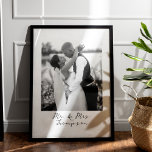 Póster Personalizado de foto del aniversario del Boda de<br><div class="desc">Celebra el amor eterno compartido entre una pareja con nuestro Poster Personalizado de fotografía de Boda de la Pareja. Esta elegante obra de arte es el regalo personalizado perfecto para conmemorar un aniversario boda o celebrar el amor de los recién casados. Con un retrato de una pareja de fotos, adornado...</div>