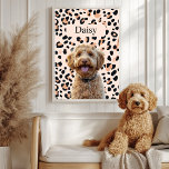Póster Personalizado Leopard Print Dog Photo con nombre<br><div class="desc">¡Desata tu lado salvaje con nuestra foto de perro de leopardo Personalizado con su nombre! Este producto personalizado combina un fondo de estampado de leopardo a la moda con una foto de su querido perro y su nombre, creando un conservador único y elegante. Perfecto para los amantes de los perros,...</div>