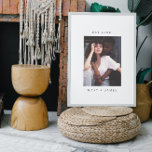 Póster Personalizado minimalista Foto Textos<br><div class="desc">Personalizado minimalista Foto Texto Pareja Poster con un gran marco de espacio blanco, nombre de pareja/recién casados y año de compromiso en un tipo de letra sans serif moderno y simple y una foto personalizada. Crea un boda perfecto, compromiso y regalos de fiesta para la pareja, recién casados, ducha de...</div>