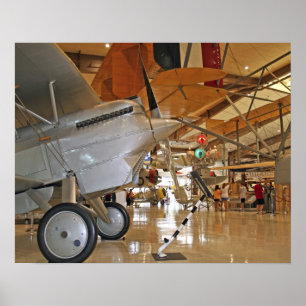 Póster Personas recorriendo el Museo Nacional de Aviación