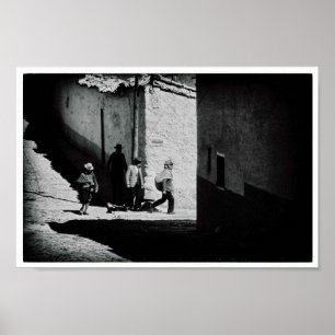 Póster Perú: Los hombres caminan por la calle monocroma
