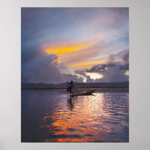 Póster Pescador Intha remando con la pierna una barca pes