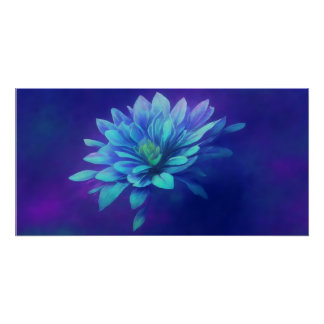 Póster Pétalos azules en una niebla morada de ensueño