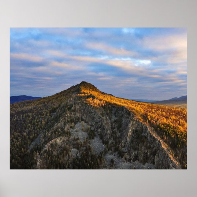 Póster photo of a mountainous autumn forest, mountains, p (Frente)