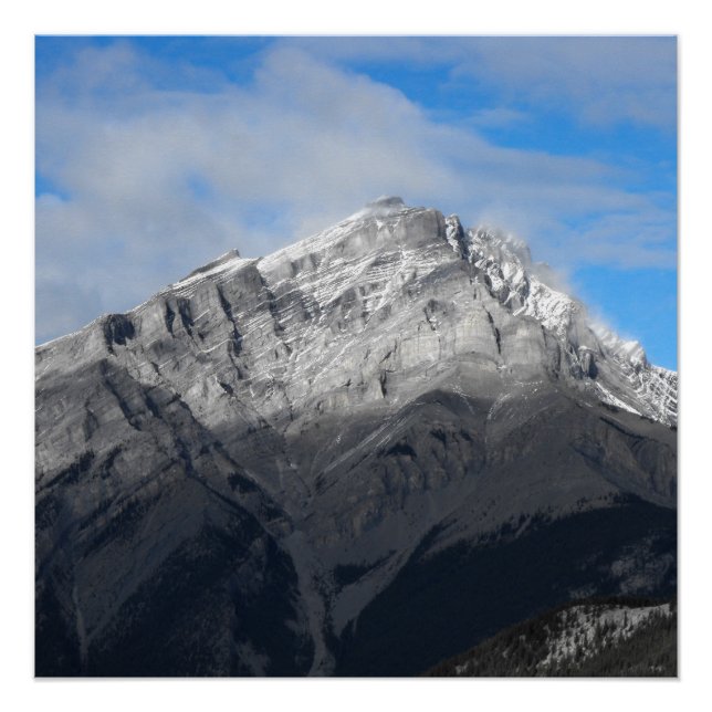 Póster Pico de montaña gris, cielo azul nublado (Anverso)