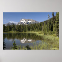Pico de montaña reflejado en un lago