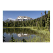 Pico de montaña reflejado en un lago