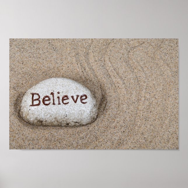 Póster piedra en la arena con la palabra Believe (Frente)