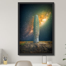 Póster Piedra parada o Menhir con cielo nocturno Vía Láct
