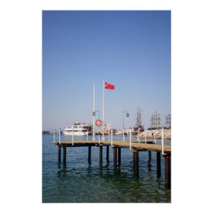 Póster Pier con vistas al mar con yate en Turquía