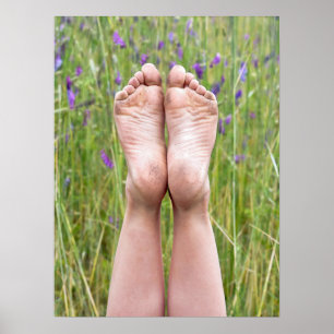 Póster pies descalzos sucios en flores silvestres