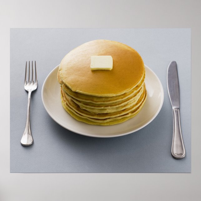 Póster Pieza de tortitas con mantequilla en un plato (Frente)