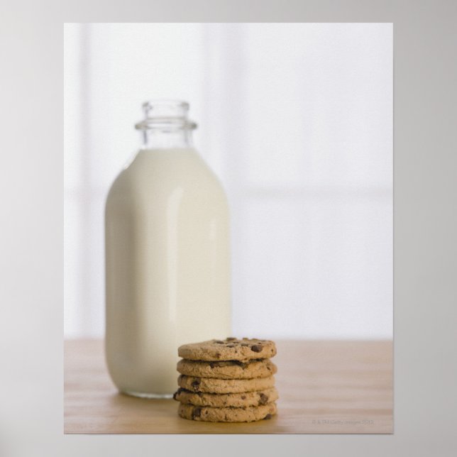 Póster Pila de galletas de chocolate con leche en un vaso (Frente)