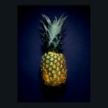 Póster Piña<br><div class="desc">Poster de una foto de una piña sobre una tela azul marino.</div>