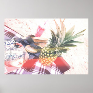 Póster Piña al lado del teléfono y el altavoz