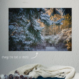 Póster Pino cubierto de nieve en el bosque invernal