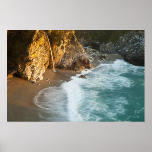 Póster Pintorescas McWay Falls se precipitan en la playa 