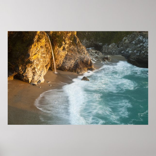 Póster Pintorescas McWay Falls se precipitan en la playa  (Frente)