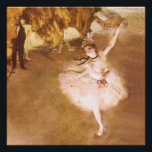 Póster Pintura estelar de bailarina de ballet Degas<br><div class="desc">Obra maestra Pintura Degas - Esta imagen de bailarina de ballet se basa en la famosa pintura de bailarina Degas, llamada "La Estrella", completada en 1878. La estrella muestra a una hermosa bailarina de ballet en el escenario, usando un tutu rosado. La bailarina de ballet Star fue representada en pastel...</div>