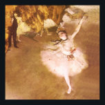 Póster Pintura estelar de bailarina de ballet Degas<br><div class="desc">Obra maestra Pintura Degas - Esta imagen de bailarina de ballet se basa en la famosa pintura de bailarina Degas, llamada "La Estrella", completada en 1878. La estrella muestra a una hermosa bailarina de ballet en el escenario, usando un tutu rosado. La bailarina de ballet Star fue representada en pastel...</div>