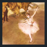 Póster Pintura estelar de bailarina de ballet Degas<br><div class="desc">Obra maestra Pintura Degas - Esta imagen de bailarina de ballet se basa en la famosa pintura de bailarina Degas, llamada "La Estrella", completada en 1878. La estrella muestra a una hermosa bailarina de ballet en el escenario, usando un tutu rosado. La bailarina de ballet Star fue representada en pastel...</div>