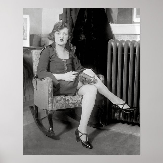 Póster Pistol oculto en Garter, 1922. Foto de cosecha de  (Frente)