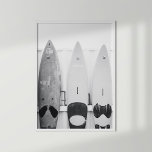 Póster Placas de surf costeras en blanco y negro<br><div class="desc">Le aportará un toque de verano y aventura costera a su decoración con el "Poster de las tablas de surf de la costa blanca y negra". Esta cautivadora fotografía en blanco y negro muestra tres tablas de surf apuntadas contra una pared, evocando la atmósfera relajada y despreocupada de la vida...</div>