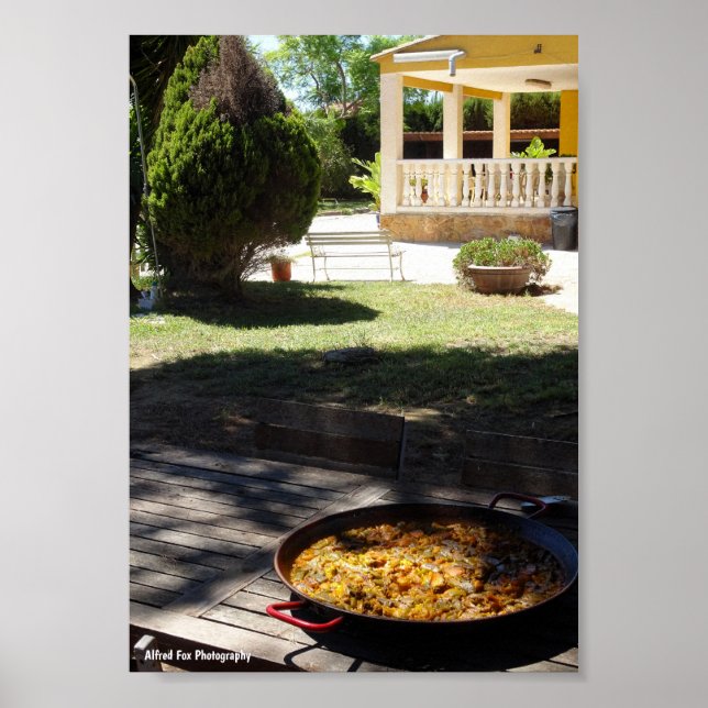 Póster Plato de paella descansando en el jardín (Frente)